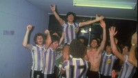 Maradona dibopong oleh rekannya. Ini merupakan foto perayaan Argentina usai memenangi sebuah pertandingan di tahun 1980. (Getty Images)