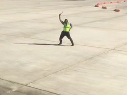 Kocak! Pria Ini Joget Saat Memarkirkan Pesawat