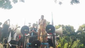 Foto: Saat Sandiaga Temui Buruh yang Demo dan Naik Mobil Komando