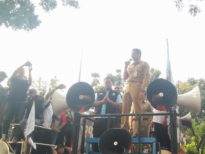 Foto: Saat Sandiaga Temui Buruh yang Demo dan Naik Mobil Komando