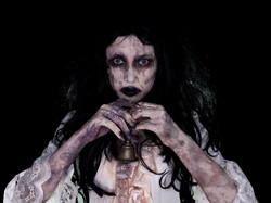 Halloween, Beauty Vlogger Ini Bikin Makeup Seram ala Ibu Pengabdi Setan