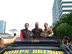 Sandiaga Temui Massa Buruh yang Demo di Depan Balai Kota