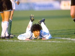 Dari Argentina, Diego Maradona juga sudah bermain 21 kali di Piala Dunia. Dia sekali menjadi juara di tahun 1986. Total, Maradona bermain di empat World Cup. (Foto: Billy Stickland/Allsport)