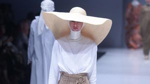 Foto: 12 Koleksi Terbaru Busana Muslim Norma Hauri di JFW 2018