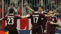 2. Roy Makaay. Penampilan ke-100 Makaay untuk Bayern terjadi pada tahun 2005, dengan torehan golnya pada saat itu berada di angka 72 gol. Ia meninggalkan Bayern dengan catatan 102 gol dalam 178 penampilan. Foto: JOHN MACDOUGALL/AFP