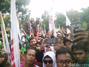 Demo di Balai Kota, Buruh Tuntut UMP DKI Naik Jadi Rp 4 Juta