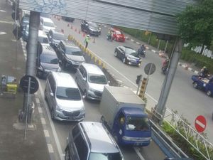 Transaksi Nontunai di GT Slipi, Lalin Macet ke Jalur Arteri
