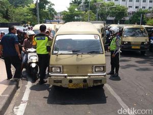 Driver Ojek Online di Surabaya Jadi Sasaran Demo Sopir Angkot Driver Ojek Online di Surabaya Jadi Sasaran Demo Sopir Angkot