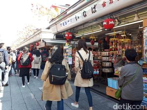 Foto: Pusat Oleh-oleh di Kuil Tertua Jepang Saja Pakai CCTV