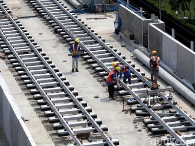 Foto: Pemasangan Rel MRT Terus Dikebut