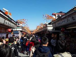 Pusat Oleh-oleh di Kuil Tertua Jepang Pakai CCTV