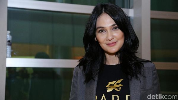 Tampil Kasual, Luna Maya Manis Banget