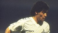Maradona tampil dalam seragam Tottenham Hotspur dalam sebuah pertandingan testimonial untuk Ossie Ardiles di White Hart Lane, London (Allsport UK /AllsportFoto: Allsport UK /Allsport)