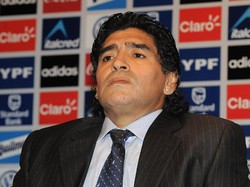 Diego Maradona dinyatakan positif menggunakan kokain pada 1991 saat bermain untuk Napoli. Dia dijatuhi hukuman larangan bermain 15 bulan dan denda sebesar 70.000 Dolar. (Foto: Lalo Yasky/Getty Images)