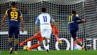 Di babak kedua, Verona menyamakan keddukan lewat eksekusi penalti Giampaolo Pazzini. Foto: Alessandro Garofalo/Reuters