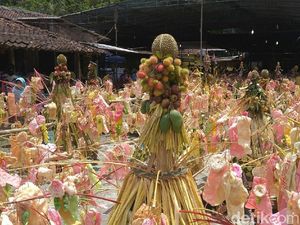 Foto: Gunungan dan Ritual Berumur Ratusan Tahun di Purworejo