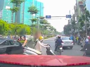 Terima Telepon di Tengah Jalan, Pengendara Ini Diseret ke Pinggir Jalan