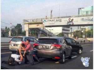 Tak Terima Disalip, Pengendara Adu Jotos di Tol Dalam Kota Jakarta