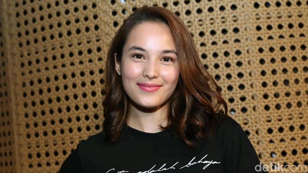 Chelsea Islan Senyum Terus, Kasmaran?