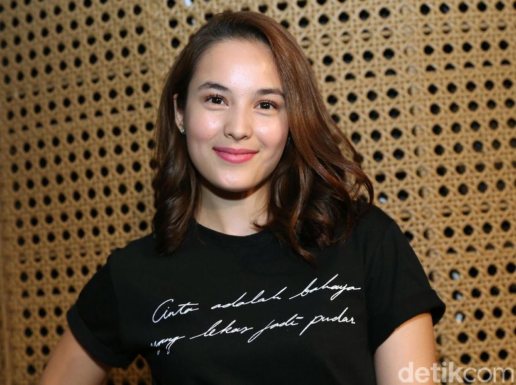 Chelsea Islan Senyum Terus, Kasmaran? Chelsea Islan Senyum Terus, Kasmaran?