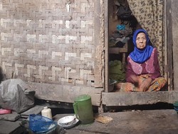 Nenek Sodah Hidup Sebatang Kara di Gubuk Reyot di Banten
