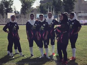 Hijabers Ini Viral karena Melatih Tim Rugby Iran Sambil Gendong Bayi