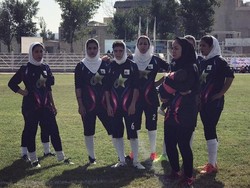 Hijabers Ini Viral karena Melatih Tim Rugby Iran Sambil Gendong Bayi