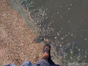 Hitam dan Bau, Air Laut Pantai Wates Rembang Juga Bikin Gatal