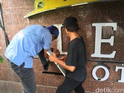 Izin Disetop, Seluruh Plang Hotel Alexis Dicopot Pagi ini