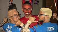 Pemain andalan Napoli Dries Mertens boleh jadi memilih kostum paling irit saat merayakan Halloween tahun lalu bersama istrinya, Kat. Mertens memakai seragam Partenopei dengan nama punggung, rekan setimnya sendiri, Lorenzo Insigne. Foto: Twitter @driesmertens