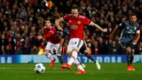 Kesempatan bermain Daley Blind menurun drastis musim ini, dengan baru tampil 15 kali sepanjang musim. Baru 28 tahun, pemain yang bisa ditempatkan sebagai bek maupun gelandang ini menjanjikan potensi bagus tanpa perlu biaya transfer. (Foto: Jason Cairnduff/Action Images via Reuters)