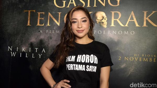 Premiere Film Gasing Tengkorak, Nikita Willy tampil Serba Hitam
