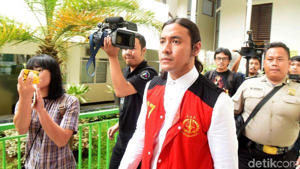 Sidang Perdana, Ello Lebih Berisi dan Tanpa Berewok