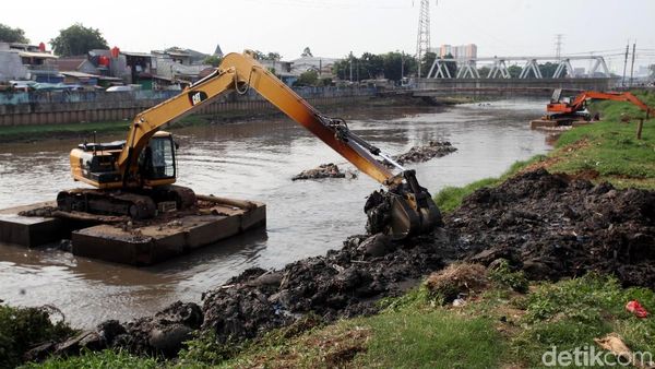 Pengerukan Endapan Lumpur di Kanal Banjir Barat