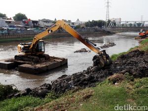 Pengerukan Endapan Lumpur di Kanal Banjir Barat