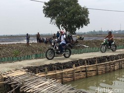 Video Jokowi Naik Trail Lintasi Tanggul di Muara Gembong Bekasi