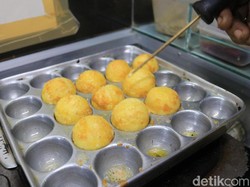 Nyam! Lembut Gurih Jajanan Kaki Lima Takoyaki dengan Saus Mayo dan Bubuk Nori