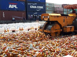 15.360 Botol Miras Impor Dimusnahkan Bea Cukai Tanjung Perak