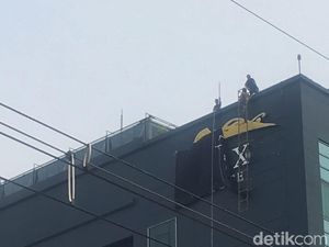 Pakai Tangga, Petugas Bongkar Plang di Atas Hotel Alexis