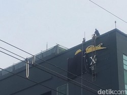 Pakai Tangga, Petugas Bongkar Plang di Atas Hotel Alexis