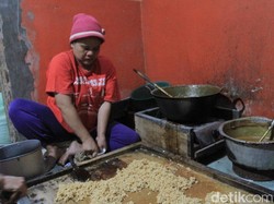 Mengintip Proses Produksi Borondong Ibun Bandung yang Melegenda