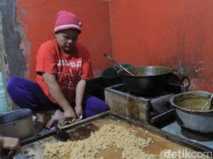 Mengintip Proses Produksi Borondong Ibun Bandung yang Melegenda Mengintip Proses Produksi Borondong Ibun Bandung yang Melegenda