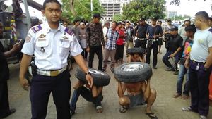 Foto: Tepergok Mencuri, 3 Pria Dihukum Jalan Jongkok dan Angkat Ban