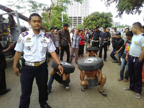 Foto: Tepergok Mencuri, 3 Pria Dihukum Jalan Jongkok dan Angkat Ban