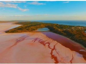 Danau Merah Muda Destinasi Favorit Baru Turis China