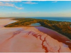 Danau Merah Muda Destinasi Favorit Baru Turis China