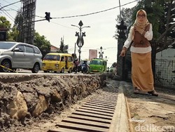 Penampakan Trotoar yang Ketinggiannya Dikeluhkan Warga Sukabumi