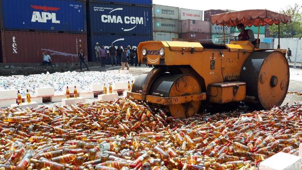 Bea Cukai Tanjung Perak Musnahkan 15.360 Botol Miras