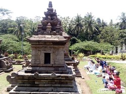 Khidmat Galungan di Candi Ngempon Semarang