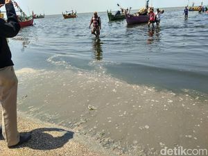Miris! Air Laut di Pantai Wates Rembang Ini Hitam dan Bau Busuk